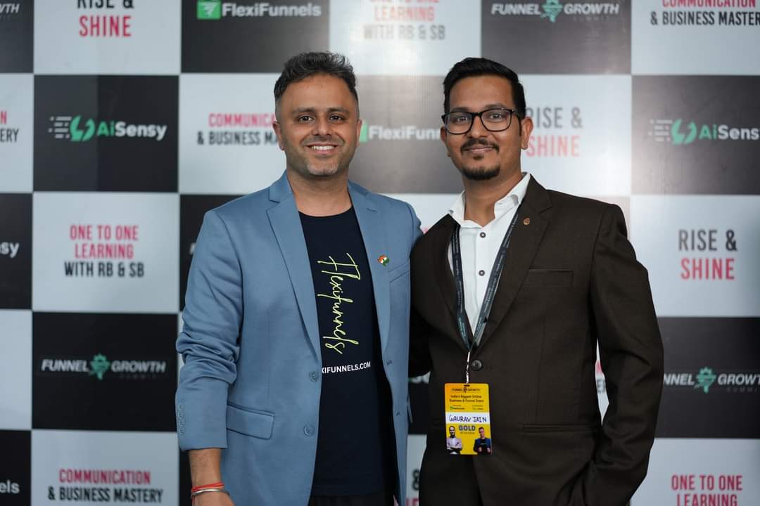 Gaurav Jain receiving the FlexiFunnels Achievers Award for earning over Rs. 10,00,000